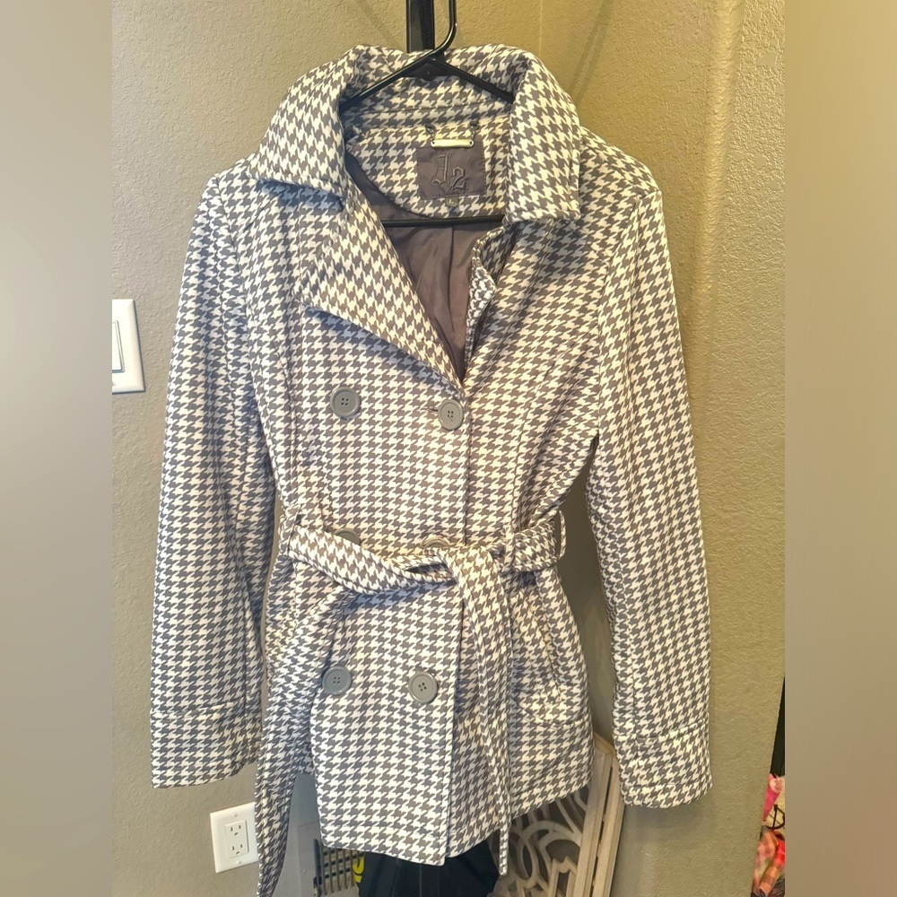 Women’s J2 gray and white checkered button up coat